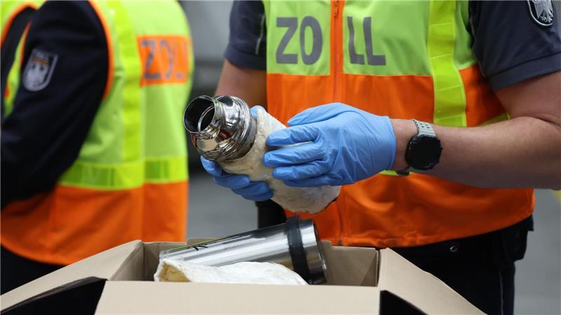 Der Zoll überwacht die internationalen Warensendungen.