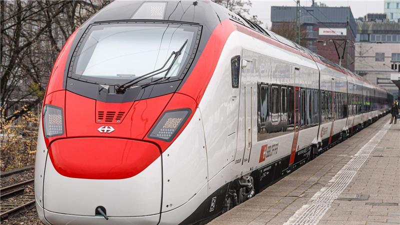 Der Zug „Giruno“ fährt zwischen Hamburg und Basel.