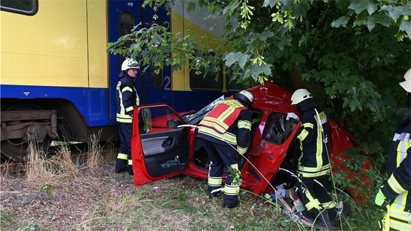 256 Einsätze für Fredenbecker Feuerwehren - Massive Kritik am Land Der Zug der „Start Unterelbe GmbH“ hatte im Juni 2023 den Skoda einer Staderin auf einem Bahnübergang in Deinste erfasst.