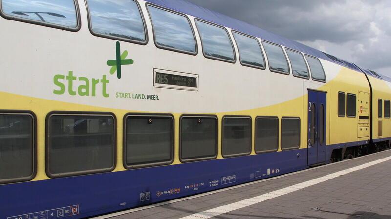Nach schwerem Bahnunfall in Hemmoor: Einige Fragen sind noch offen Der Zug der Verkehrsgesellschaft Start Unterelbe war am Donnerstagvormittag unterwegs in Richtung Hamburg. Etwa einen Kilometer vom Bahnhof Hemmoor entfernt erfasste die Bahn eine Radfahrerin.