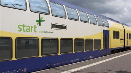 Der Zug der Verkehrsgesellschaft Start Unterelbe war am Donnerstagvormittag unterwegs in Richtung Hamburg. Etwa einen Kilometer vom Bahnhof Hemmoor entfernt erfasste die Bahn eine Radfahrerin.