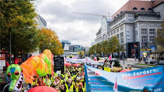 Der Zug einer Demonstration zum Streik im Einzelhandel zieht am KaDeWe in Berlin vorbei.