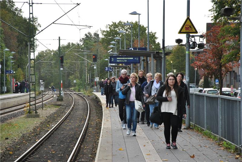 Der Zug nach Hamburg fällt aus, die Fahrgäste laufen zur Bushaltestelle: Ungewohnter Andrang am Bahnhof Horneburg. Foto: Lohmann