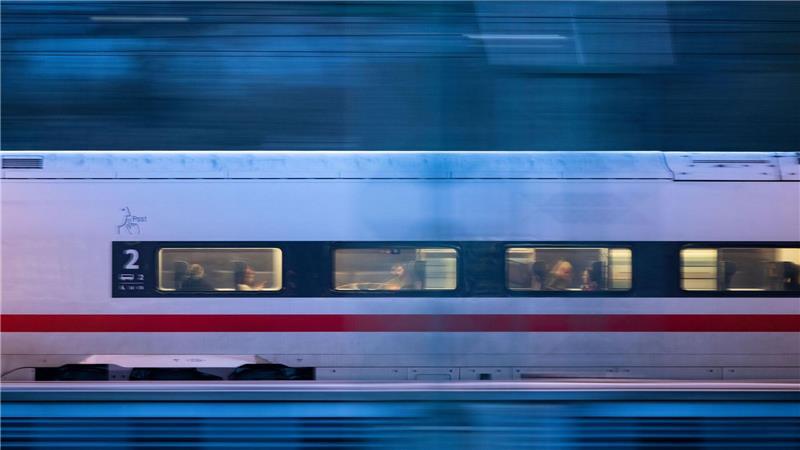 Atemwegsreizungen im ICE – Polizei prüft „beißenden“ Geruch Der Zug setzte seine Fahrt nach Hamburg um 20.38 Uhr fort. (Symbolbild)