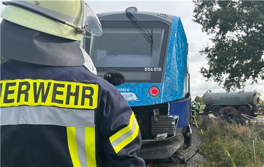 Blick auf den verunfallten Zug der EVB in Kutenholz. 