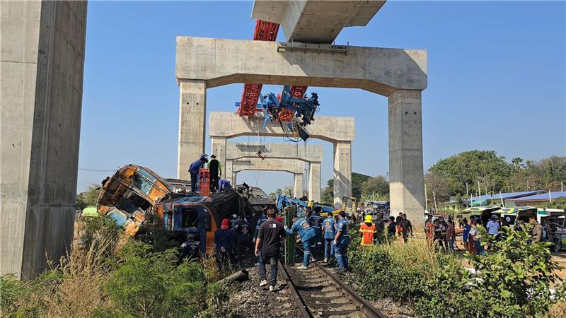 Der Zug war mit drei Waggons mit voller Geschwindigkeit unterwegs.