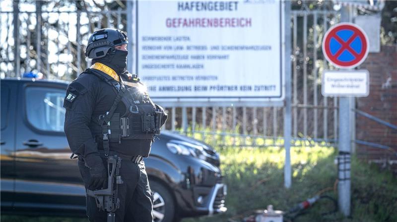 Castor-Transport rollt von Niedersachsen nach Bayern Der Zugang ist zum Hafen ist bewacht.