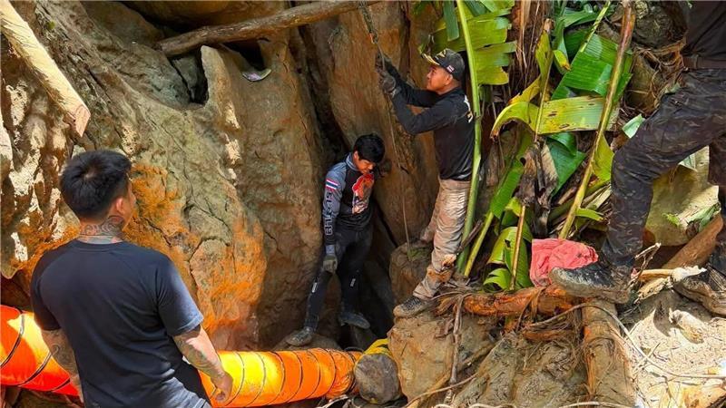 Der Zugang zu der Höhle ist extrem eng. 