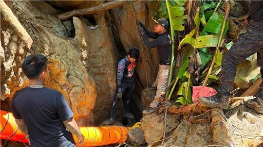 Der Zugang zu der Höhle ist extrem eng. 