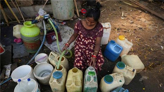 Der Zugang zu sauberem Trinkwasser ist in vielen Gegenden der Welt keine Selbstverständlichkeit. Die Klimakrise verstärkt das Problem zusätzlich.