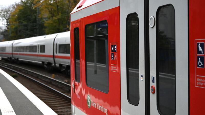Der Zugverkehr nahe der Holstenstraße war am Samstag zeitweise eingeschränkt. (Archivbild)