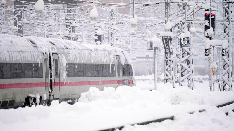 Schnee und Eis legen Süddeutschland lahm Der Zugverkehr von und zum Hauptbahnhof in München wurde vorübergehend eingestellt.