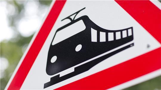 Der Zugverkehr wurde aufgrund des Autos eingestellt. (Symbolbild)
