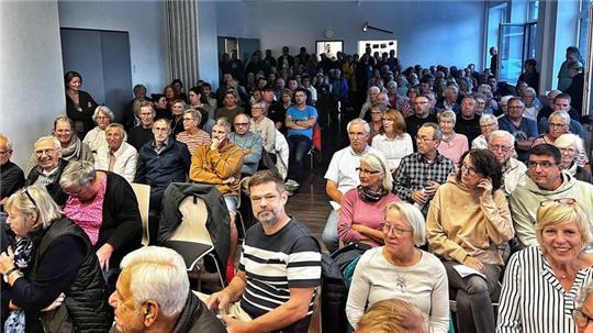 Der Zukunftsabend des Bürgervereins ist gut besucht: 180 Gäste drängen sich im Feuerwehrhaus.
