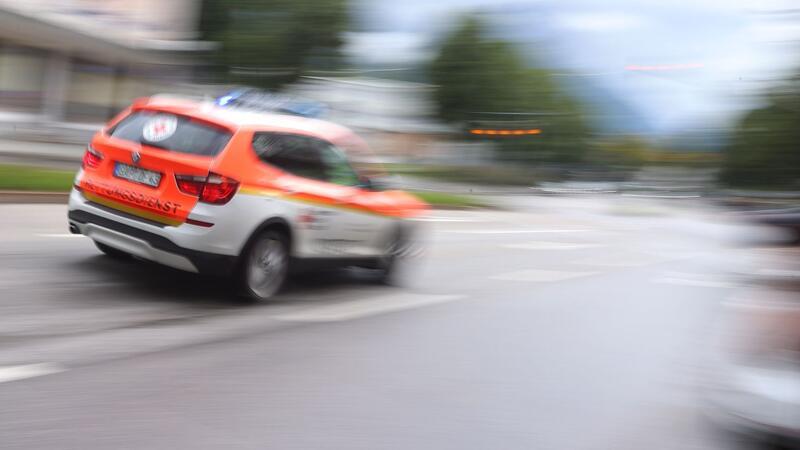 Auto und Traktor stoßen zusammen – 85-Jährige stirbt Der Zusammenstoß zwischen einem Traktorgespann und einem Auto endete für eine 85-Jährige tödlich. (Symbolfoto)