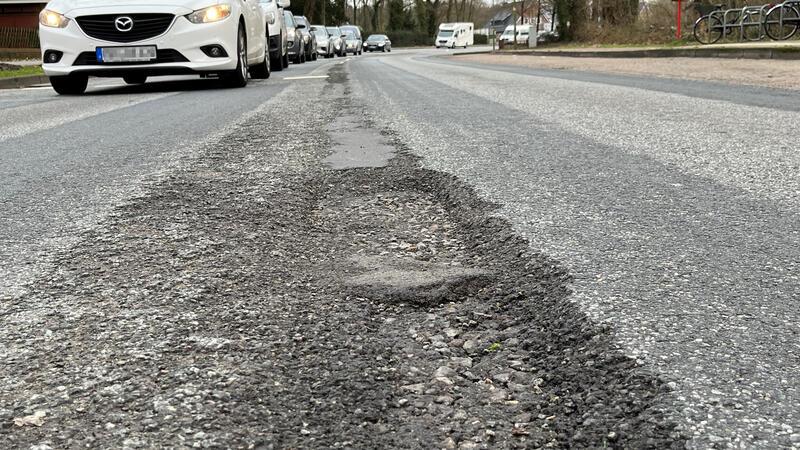 B73-Sanierung: Pläne sorgen für Kritik - Händler protestieren Der Zustand der B73 in Himmelpforten auf Höhe Markstraße ist katastrophal.