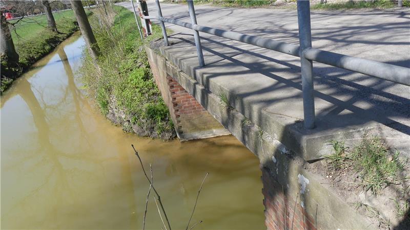 Der Zustand der Brücke über das Ritscher Schleusenfleth in der Johann-Grodtmann-Straße in Assel ist ernst.
