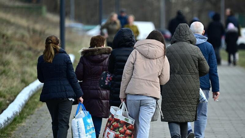 Wer kommt nach Deutschland und wer geht? - Die Zahlen Der Zustrom ukrainischer Flüchtlinge ist rückläufig.