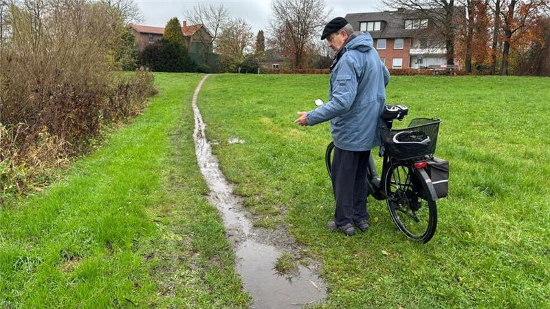 Horneburger Rentner stürzt auf verwildertem Weg – Samtgemeinde greift ein Der Zuweg zum geplasterten Wanderweg ist weiterhin schmal und unbefestigt.