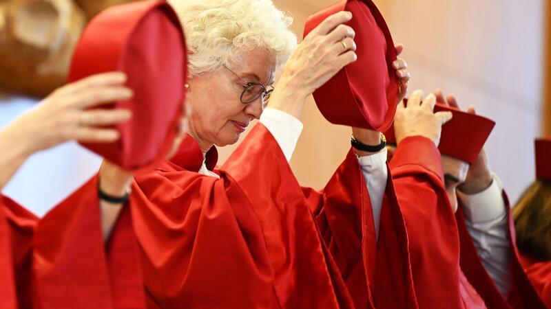 Verfassungsgericht reißt 60-Milliarden-Loch in Haushalt Der Zweite Senat des Bundesverfassungsgerichts mit der Vorsitzenden Doris König hat entschieden: Die Änderung des Nachtragshaushalts 2021 ist verfassungswidrig.