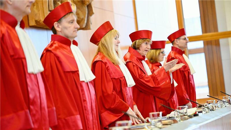 Bundesverfassungsgericht: Soli darf bleiben - noch Der Zweite Senat hatte den Soli unter die Lupe genommen.