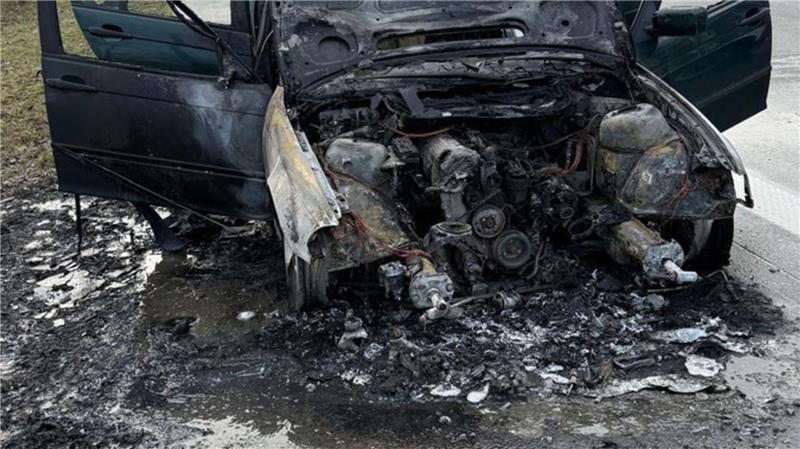 Der abgebrannte PKW an der A1.