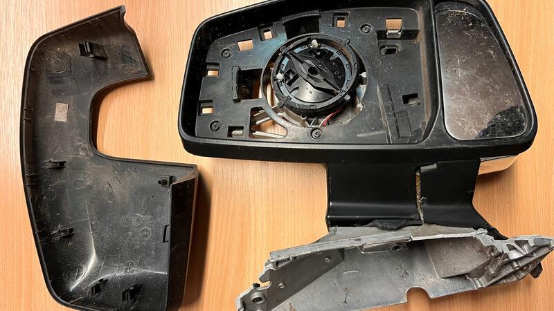 Der abgebrochene Spiegel des Ford Transit oder Tourneo blieb am Unfallort zurück.