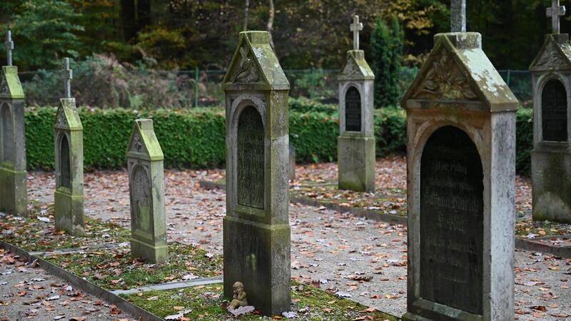 Der abgelegene Friedhof von Hohenmoor mutet mystisch an.