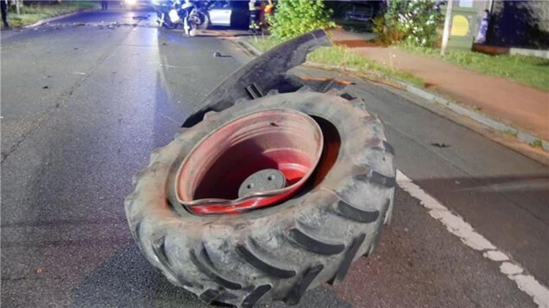 Der abgerissene Vorderreifen des Treckers bleibt einige Meter entfernt auf der B73 liegen.