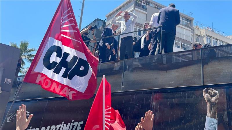 Neue Proteste in der Türkei - Polizei setzt Wasserwerfer ein Der abgesetzte Oppositionschef erfährt große Unterstützung in Izmir.