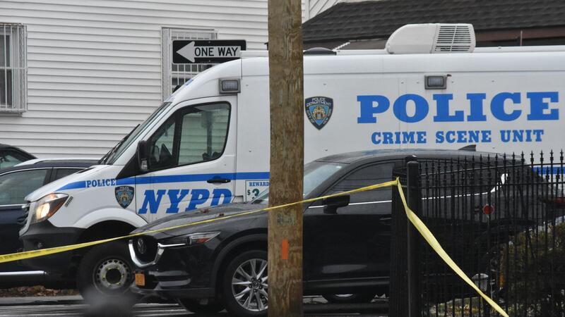 USA: Mann ersticht vier Menschen und wird erschossen Der abgesperrte Tatort: Die Tat ereignete sich im Stadtteil Far Rockaway, südlich vom Flughafen John F. Kennedy.