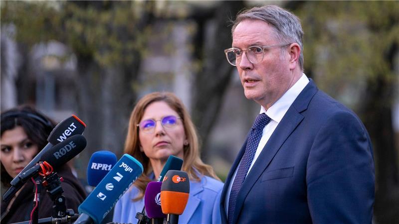 Der abgewählte Ministerpräsident Alexander Schweitzer soll die Koalitionsverhandlungen mit der CDU für die SPD führen. 