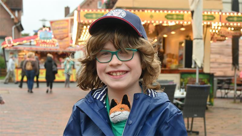 Der achtjährige Andreas hat viel Spaß auf dem Herbstmarkt. Dosenwerfen steht für ihn noch auf dem Programm.