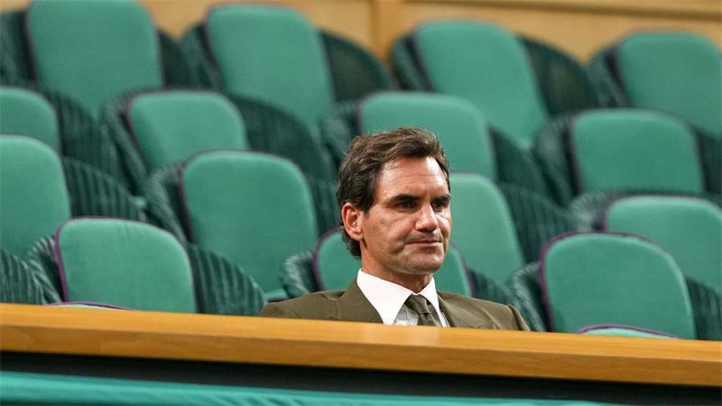 Sperrstunde: Zverev spielt Achtelfinale am Dienstag fertig Der achtmalige Wimbledonsieger Roger Federer saß anfangs einsam in der Royal Box.