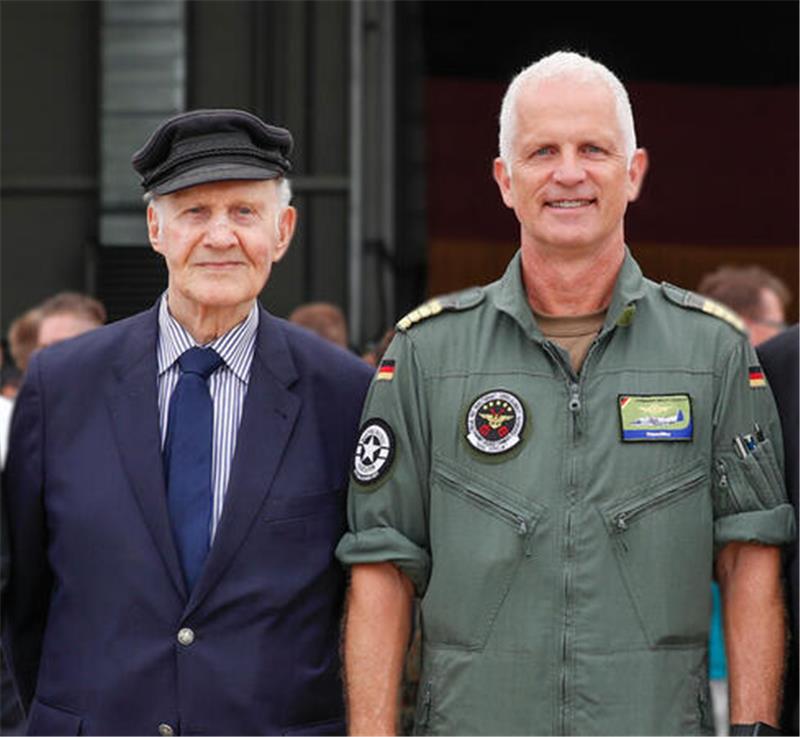 Der älteste noch lebende Kommodore, Vizeadmiral a.D. Helmut Kampe, Seite an Seite mit dem amtierenden Kommodore, Kapitän zur See Oliver Ottmüller, bei der Geschwadermusterung 2023. Foto: Bundeswehr/Beatrix Krone