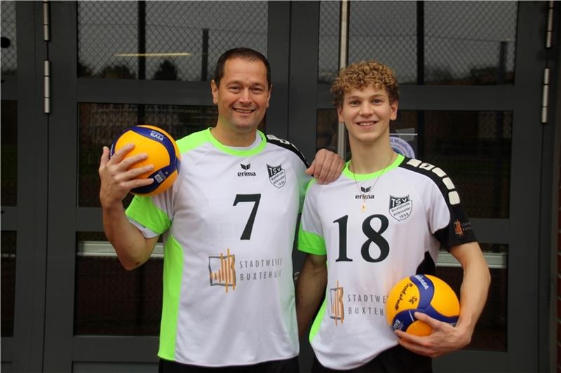 Der älteste und der jüngste Spieler im Kader von Oberligist Buxtehude-Altkloster: Udo Langhoff (52; links) und Jim Schirrmacher (19; rechts) vertreten unterschiedliche Volleyball-Generationen.