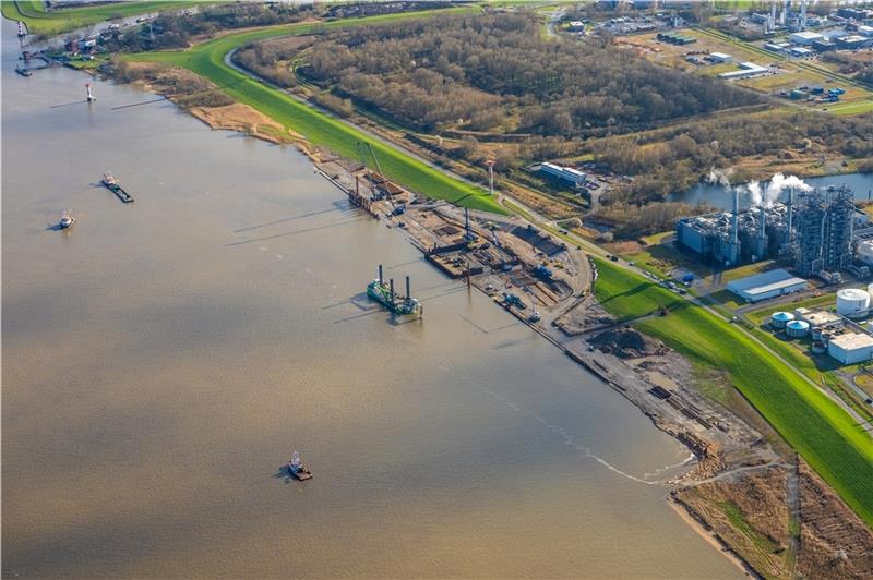 Der aktuelle Blick auf die Baustelle: Die Aida soll hier, nahe der Dow (rechts) und Stadersand (links), anlegen. Luftfoto: Martin Elsen