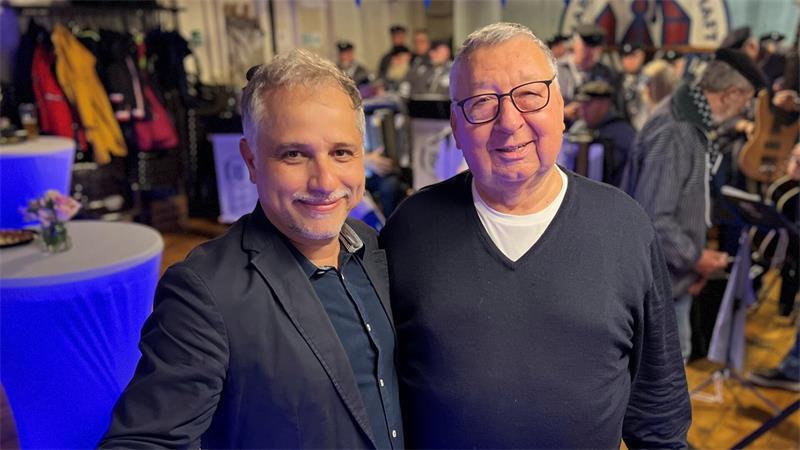 Der aktuelle Vorsitzende Amir Afschartabbar (links) und sein Vorgänger Wolfgang Drusell während der Feier zum 55-jährigen Bestehen auf der Greundiek.