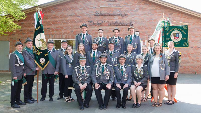 100 Jahre Schützenverein: Was Eichel Wolfsbruch in dieser Zeit erlebte Der aktuelle Vorstand des Schützenvereins Eichel Wolfsbruch vor der 1989 erbauten Schützenhalle.