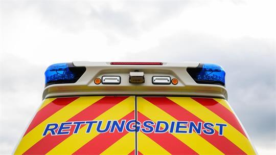 Der alarmierte Rettungsdienst schlug den Angaben zufolge eine Seitenscheibe ein, um das Kleinkind zu befreien. (Symbolbild)