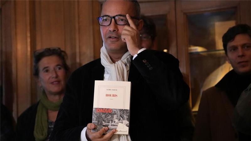 Der algerisch-französische Schriftsteller Kamel Daoud, nachdem er am Montag in Paris im Restaurant Drouant mit dem Prix Goncourt, dem renommiertesten Literaturpreis Frankreichs, ausgezeichnet wurde.
