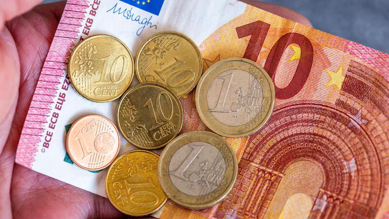 Mindestlohn, Bürgergeld, Cannabis: Drastische Änderungen in 2024 Geldscheine und Euromünzen mit dem Wert von 12,41 Euro liegen auf einer Hand.