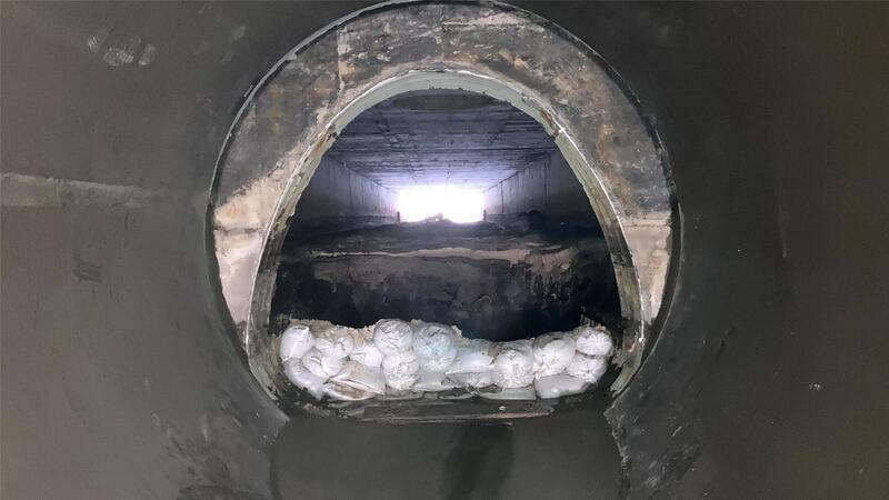 Der alte Beton-Ausgang des Grabens auf der Westseite der Autobahn ist mit Schlamm gefüllt. Er soll noch gereinigt werden.