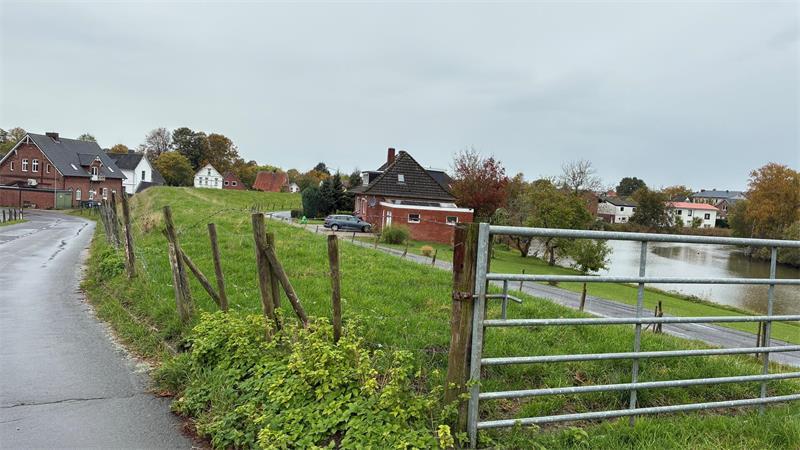 Freiburgs alter Deich soll abgetragen werden: 140 Leute lehnen das ab Der alte Elbdeich im östlichen Bereich Freiburgs.