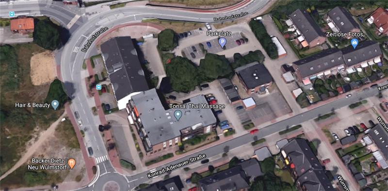 Der alte Parkplatz auf der Südseite des Bahnhofs und die westlich angrenzende sichelförmige Fläche in der Kurve könnten bebaut werden, regt die CDU an. Foto: Google Maps