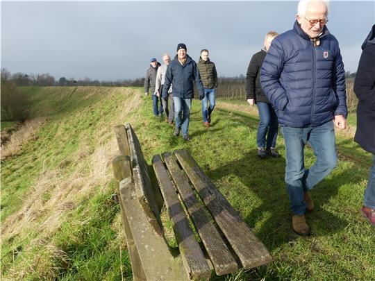 Der alte Schutzdeich zwischen Assel und Wethe soll als Wanderweg für Einheimische und Touristen fungieren und deshalb im Bereich der Deichkrone künftig gemäht werden, damit er auch im Sommerhalbjahr, wenn das Gras hochwächst, leichter begeh