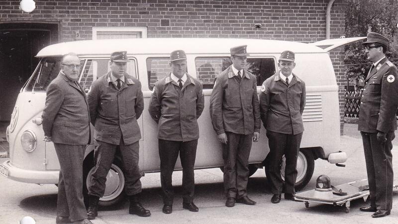 Der alte Vorstand bei der Fahrzeugübergabe 1969: Links im Bild der langjährige Vorsitzende Otto Zorn.