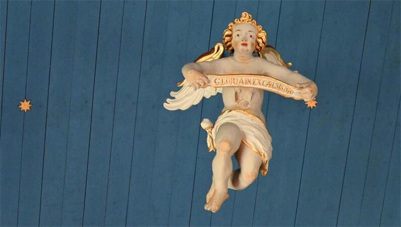Restauratorin Silke Adam heilt mysteriösen Schwarzen Ritter von Hollern Der am Tonnengewölbe hängende Engel der Kirche in Hollern wird im April restauriert.