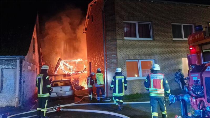 Großfeuer sorgt für stundenlange Sperrung der B73 – Frau verletzt Der am Wohnhaus angebaute Geräteschuppen steht in Vollbrand, als die Einsatzkräfte eintreffen.