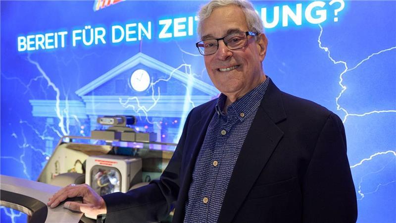 Der amerikanische Drehbuchautor und Produzent Bob Gale im Foyer des Operettenhauses Hamburg.